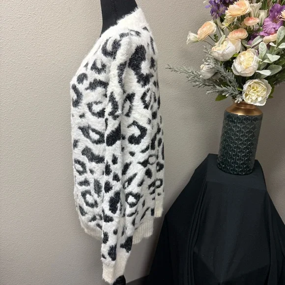Macaron XL Fuzzy Leopard Print V Neck Sweater Soft Cozy White Black Animal Knit - Picture 2 of 8